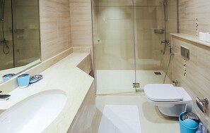 Luxury Studio | Bathroom | Shower, hydromassage showerhead, bidet, towels - KOHH – Studio in Reef Residence (Dubai)