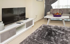 Monolocale Luxury | Area soggiorno | Smart TV 43 pollici con canali via cavo, TV