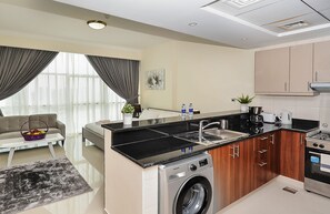 Monolocale Luxury | Cucina privata | Frigorifero con congelatore, forno, macchina per tè/caffè