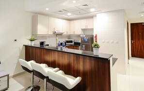 Luxury Studio | In-room dining - KOHH – Studio in Reef Residence (Dubai)