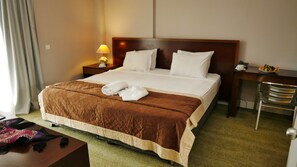 Värdeförvaringsskåp på rummet, unika möbler och skrivbord