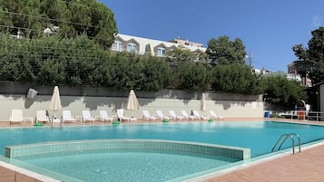 Sæsonbestemt udendørs pool, åben fra kl. 09.00 til kl. 18.00, parasoller