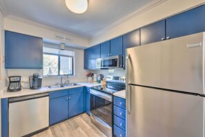 Réfrigérateur, micro-ondes, plaque de cuisson, lave-vaisselle