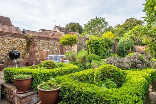 Extraordinary 15th century timber framed cottage in famous Medieval village - The Tryst