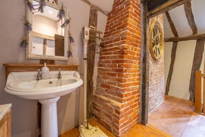 Bathtub, free toiletries