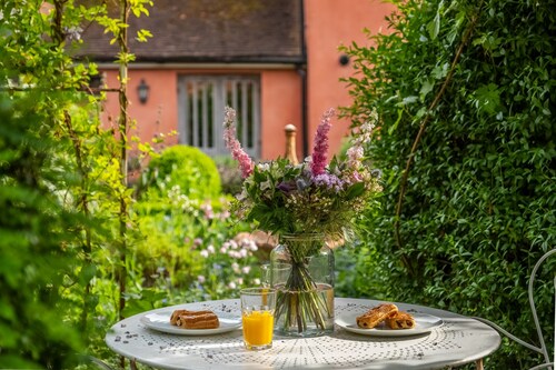 Extraordinary 15th century timber framed cottage in famous Medieval village - The Tryst