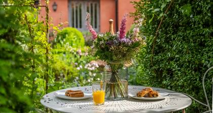 Extraordinary 15th century timber framed cottage in famous Medieval village - The Tryst
