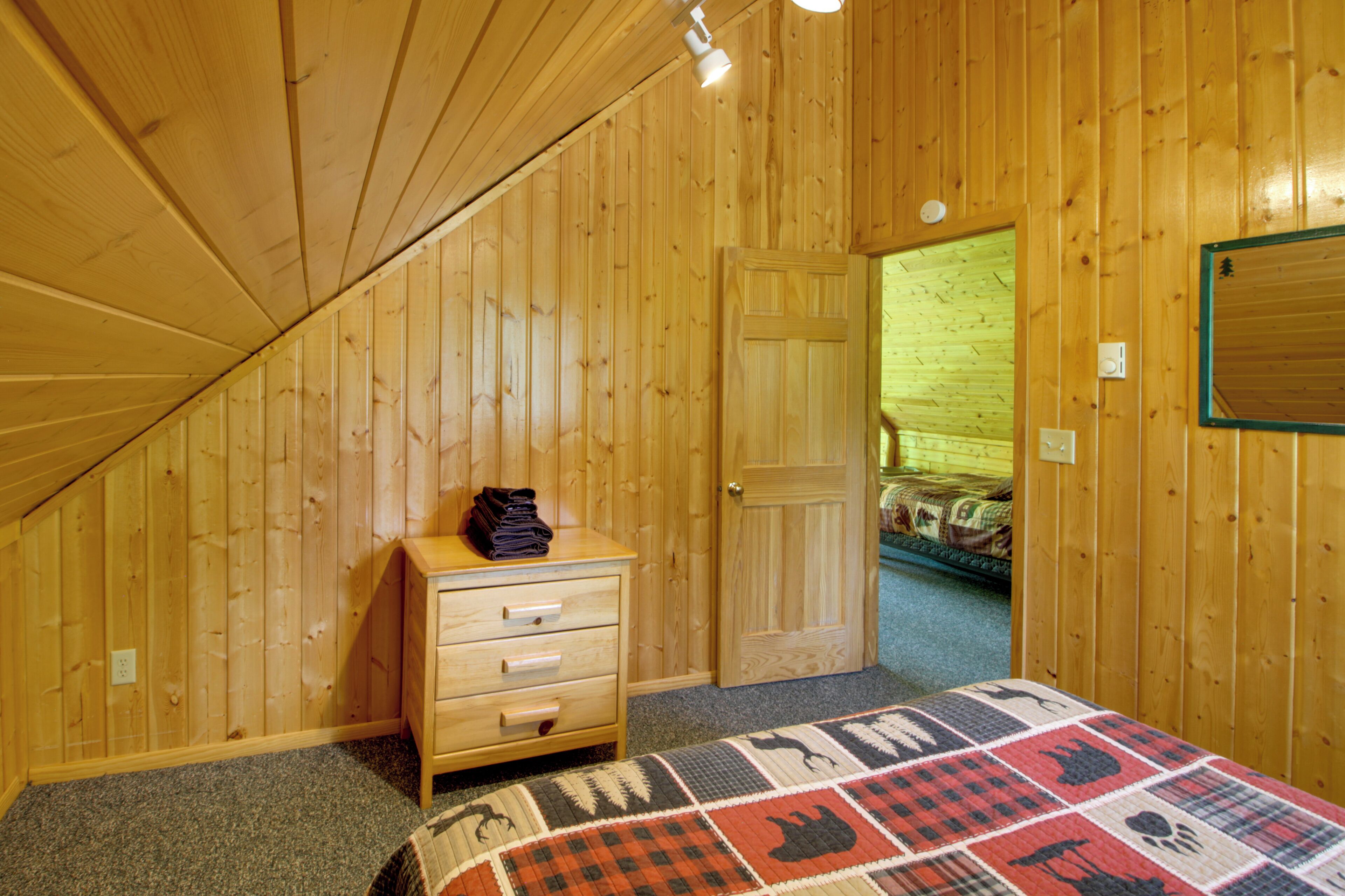4 bedrooms, desk, travel cot, Internet
