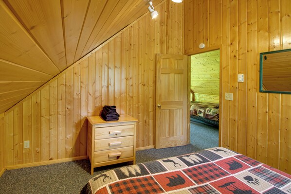 4 bedrooms, desk, travel cot, Internet
