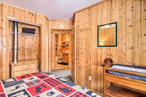 4 bedrooms, desk, travel cot, Internet - Cabin w/ Fireplace < 1 Mile to Lakes + Golf (Pequot Lakes)