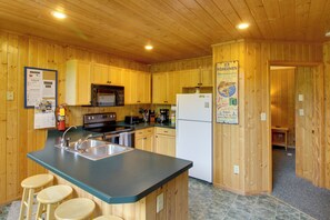 Cafetera y tetera, refrigerador, microondas y parrilla de estufa 