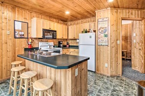 Fridge, microwave, stovetop, dishwasher - Cabin w/ Fireplace < 1 Mile to Lakes + Golf (Pequot Lakes)