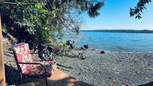 Sur la plage, chaise longue