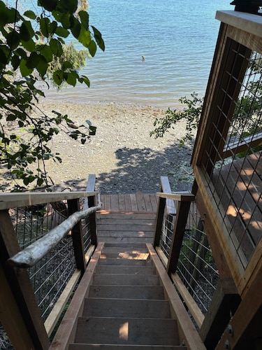 Magical 4 Bed Beachfront Cottage Getaway