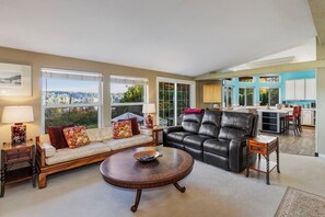 Smart TV, fireplace - Magical 4 Bed Beachfront Cottage Getaway (Kingston)