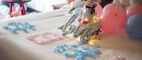 Un tavolo decorato con una torta, palloncini e una decorazione a forma di motocicletta.