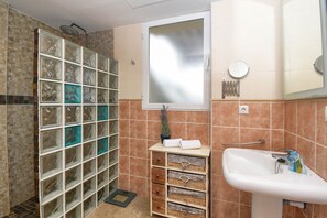 Ensemble douche/baignoire, bidet, serviettes fournies