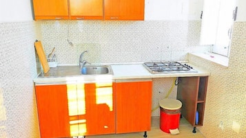 Mikrowelle, Herdplatte, Wasserkocher mit Kaffee-/Teezubehör