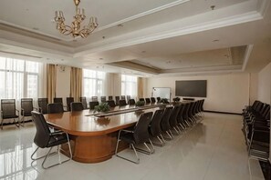 A conference room with a long table, chairs, a projector screen, and a large window. - Yunxuan Hotel (Linyi Chengxu Mansion) (Tancheng)