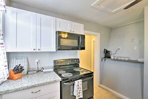 Réfrigérateur, four à micro-ondes, surface de cuisson, lave-vaisselle