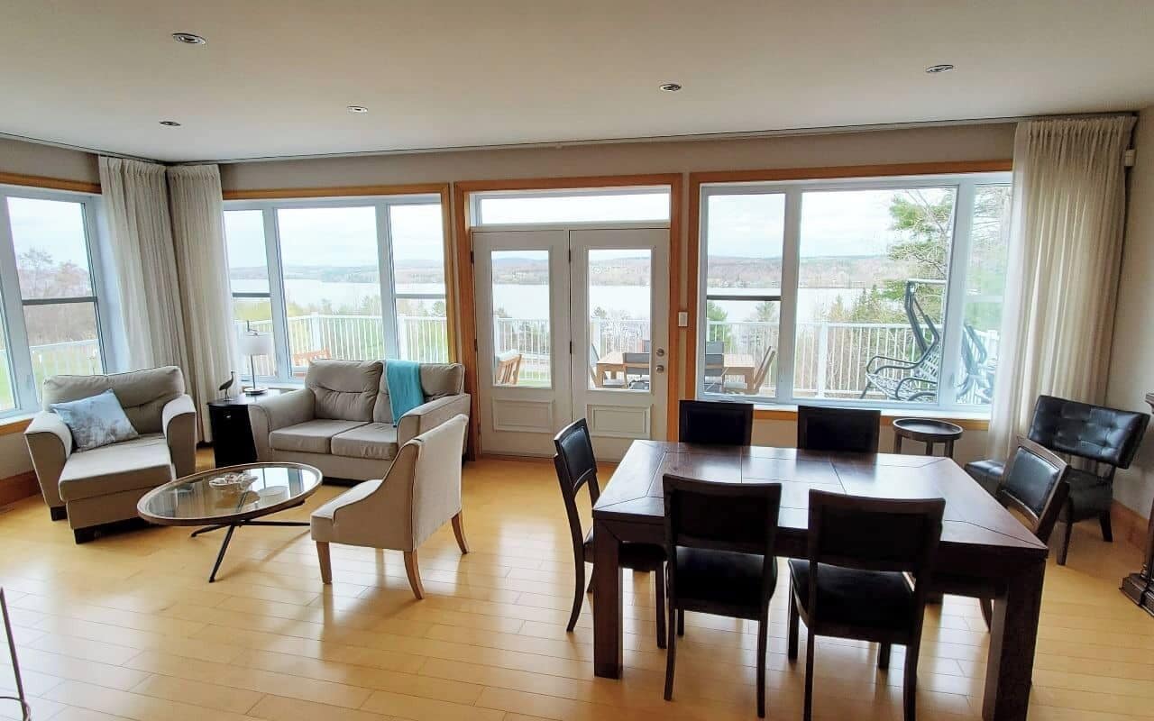 コンフォート コンドミニアム | リビング エリア | 32 インチの薄型テレビ (ケーブル放送視聴可)、テレビ