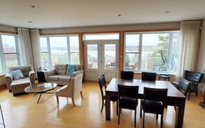 舒適公寓客房 | 客廳 | 32 吋平面電視連有線電視頻道、電視