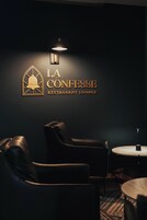 Se sirven cenas, restaurante con mesas al aire libre