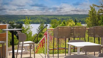 Lunch, dinner served; international cuisine, alfresco dining