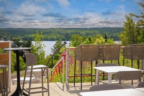 供應午餐、晚餐;多國菜;室外用餐