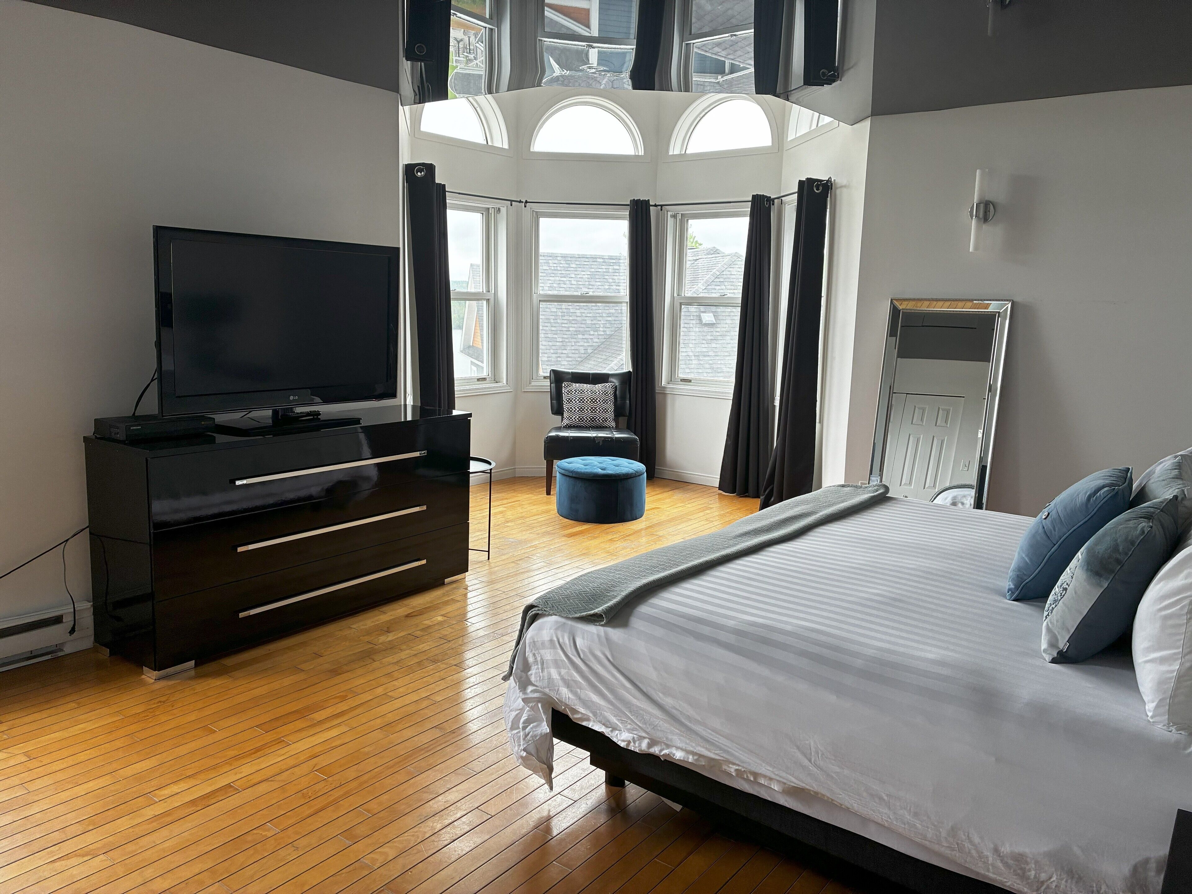 Comfort Chalet | Blackout drapes, free WiFi, bed sheets