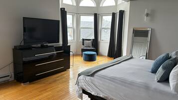 Comfort Chalet | Blackout drapes, free WiFi, bed sheets