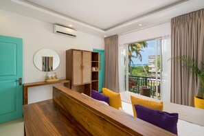 Desk, laptop workspace, WiFi, bed sheets - Outpost Weligama Beachfront (Weligama)