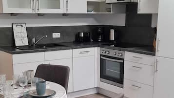 Kühlschrank, Ofen, Geschirrspüler, Hochstuhl