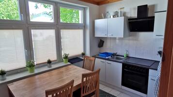 Geladeira, micro-ondas, fogão, cafeteira/chaleira