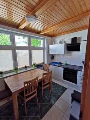 Kühlschrank, Mikrowelle, Ofen, Wasserkocher mit Kaffee-/Teezubehör