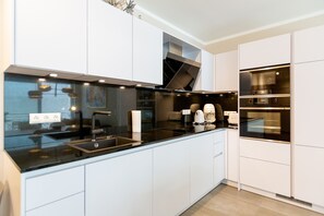 Micro-ondes, four, lave-vaisselle, cafetière/bouilloire