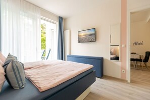 Une chambre à coucher moderne avec un lit, un bureau et une chaise.