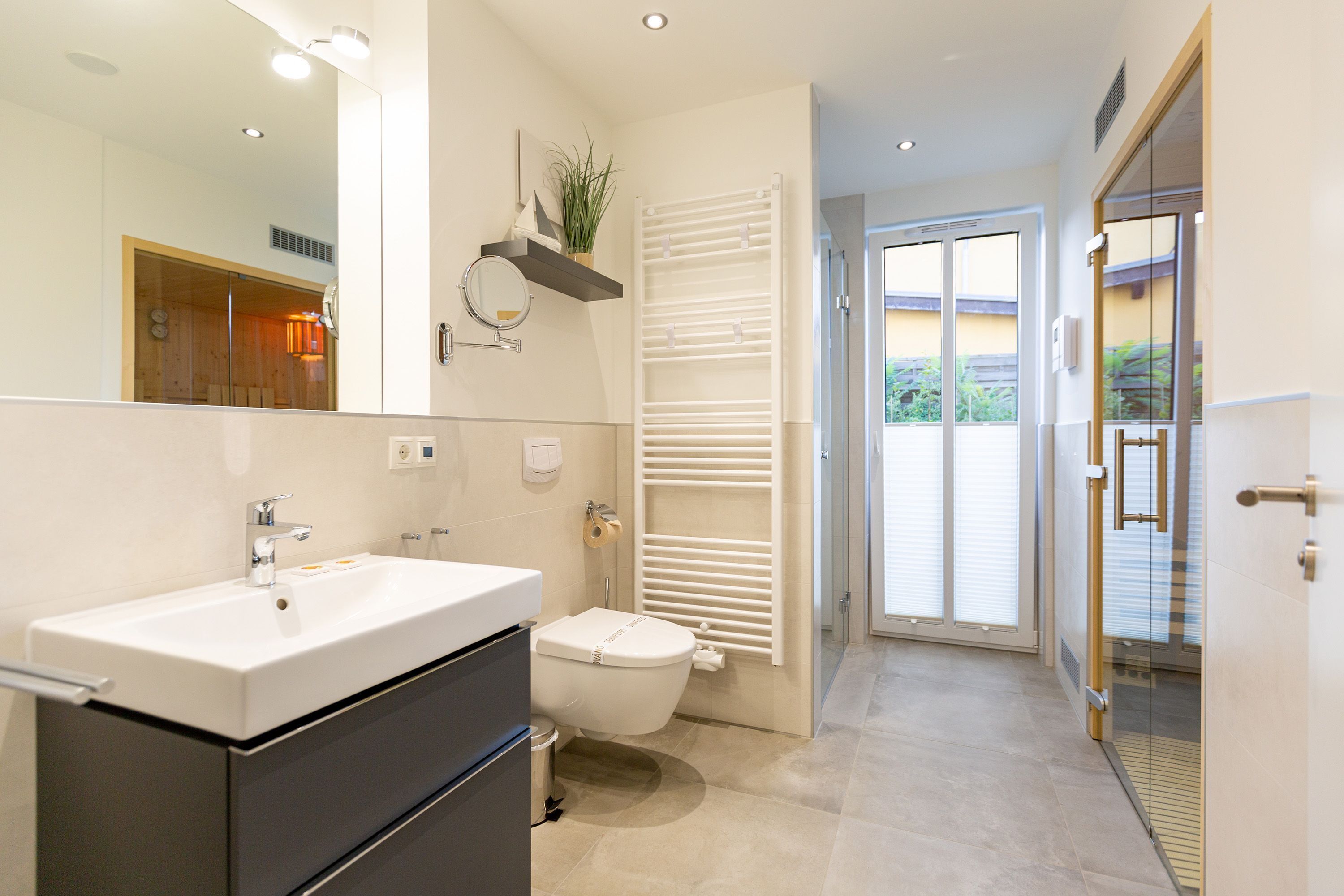 Regadera, secadora de cabello, toallas 