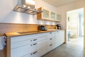 Kühlschrank, Mikrowelle, Ofen, Geschirrspüler