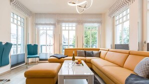 En moderne stue med sofa, skammel og sofabord.