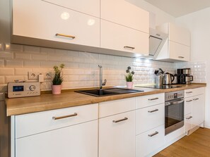 Een koelkast, een oven, een vaatwasser, een koffiezetapparaat/waterkoker