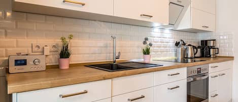 Fridge, oven, dishwasher, coffee/tea maker