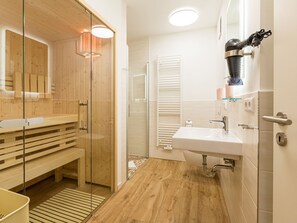 Dusche, Haartrockner, Handtücher