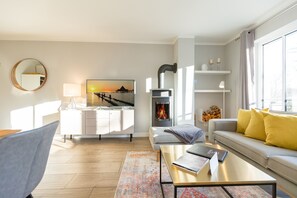 Una televisión, una chimenea