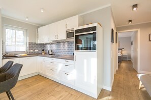 Kühlschrank, Mikrowelle, Ofen, Geschirrspüler