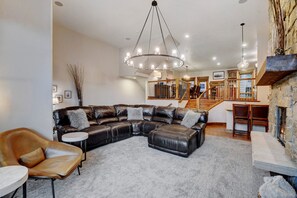 Smart TV, fireplace, Hulu, books