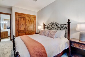 4 slaapkamers, luxe beddengoed, een strijkplank/strijkijzer, reisbedje