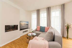 Een televisie en een open haard