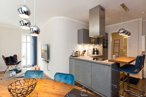 Køleskab, opvaskemaskine, kaffe-/temaskine, elkedel