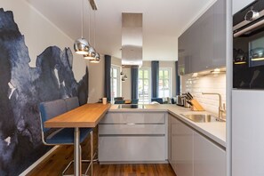 Køleskab, opvaskemaskine, kaffe-/temaskine, elkedel